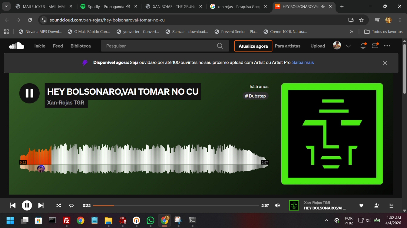 Xan Rojas em retrato com iluminação de show